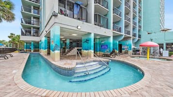 Kolam renang indoor dan 2 kolam renang outdoor