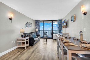 Signature-Apartment, 1 Schlafzimmer, Balkon, Strandblick | Essbereich im Zimmer