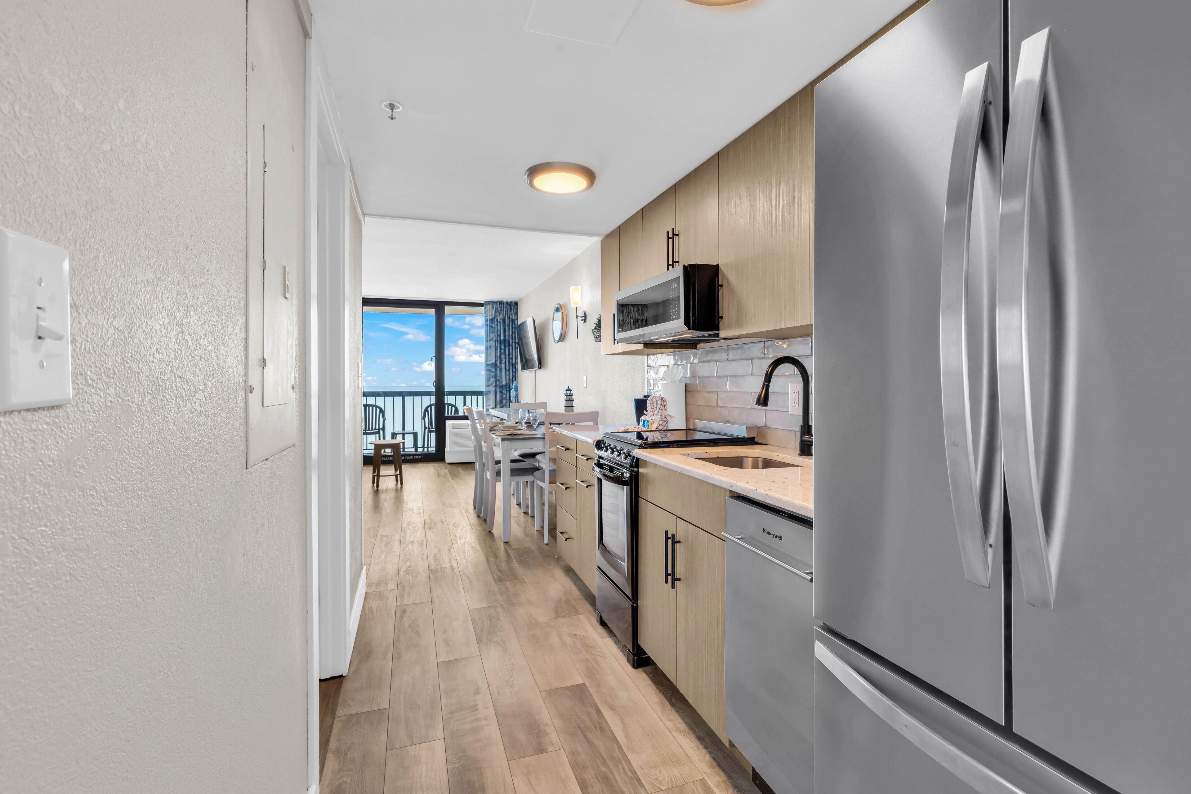 Signature-huoneisto, 1 makuuhuone, parveke, rantanäköala | Yksityinen keittiö | Jääkaappi, mikroaaltouuni, uuni, liesi