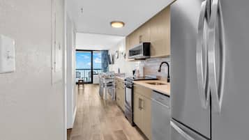 Signature-huoneisto, 1 makuuhuone, parveke, rantanäköala | Yksityinen keittiö | Jääkaappi, mikroaaltouuni, uuni, liesi