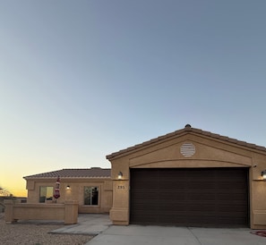 Exterior - Lake view Sleeps 6 Large Lot with Boat Parking only 15 mins to London Bridge (Lake Havasu City)