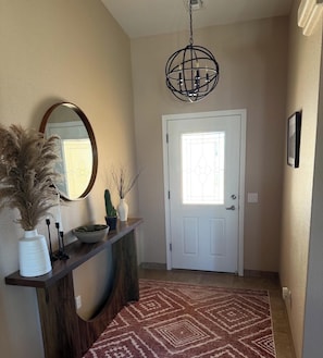 Interior - Lake view Sleeps 6 Large Lot with Boat Parking only 15 mins to London Bridge (Lake Havasu City)