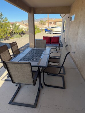 Outdoor dining - Lake view Sleeps 6 Large Lot with Boat Parking only 15 mins to London Bridge (Lake Havasu City)