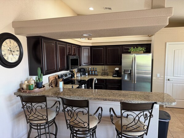Fridge, microwave, oven, stovetop - Lake view Sleeps 6 Large Lot with Boat Parking only 15 mins to London Bridge (Lake Havasu City)