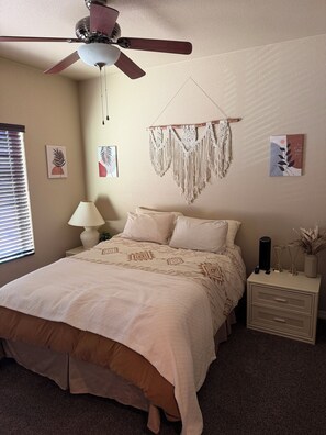 3 bedrooms, iron/ironing board, free WiFi, bed sheets - Lake view Sleeps 6 Large Lot with Boat Parking only 15 mins to London Bridge (Lake Havasu City)
