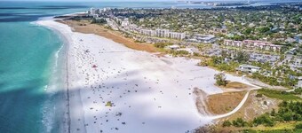 Tropical 2BR Duplex • 5 Min to Siesta Key Beach