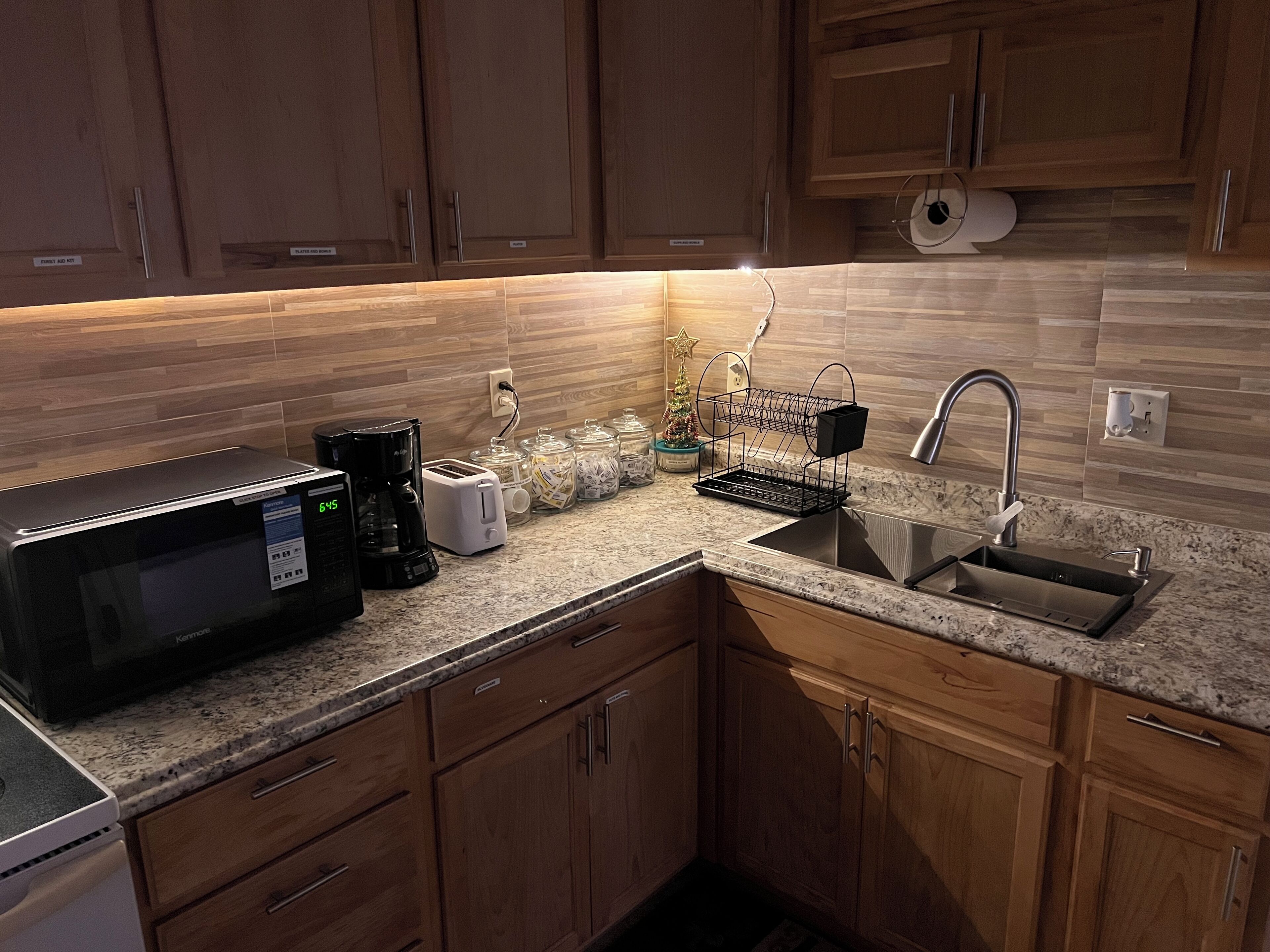 Een koelkast, een magnetron, een oven, een kookplaat