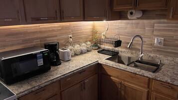 Een koelkast, een magnetron, een oven, een kookplaat