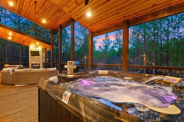 Interior - Sleeps 20, Heated Pool, Luxury (Broken Bow)