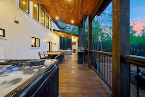 Outdoor dining - Sleeps 20, Heated Pool, Luxury (Broken Bow)