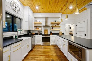Fridge, microwave, oven, stovetop - Sleeps 20, Heated Pool, Luxury (Broken Bow)