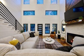 Smart TV, fireplace - Sleeps 20, Heated Pool, Luxury (Broken Bow)