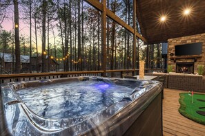 Outdoor spa tub - Sunset Views + Hot Tub + Fire Pit | Relaxing Retreat (Broken Bow)