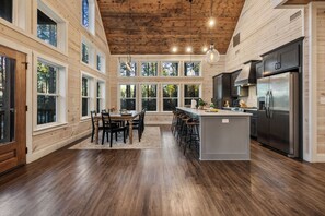 Dining - Sunset Views + Hot Tub + Fire Pit | Relaxing Retreat (Broken Bow)