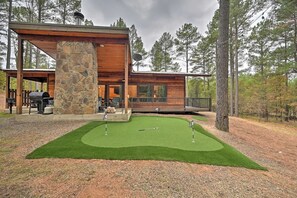 Property grounds - Stayhocha: Perfect Location Location Location (Broken Bow)