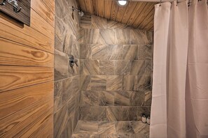 Shower, towels - Stayhocha: Perfect Location Location Location (Broken Bow)