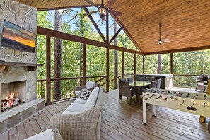 Outdoor dining - Pickleball Cabin + Fun Group Getaway (Broken Bow)