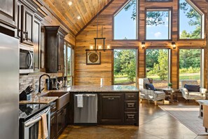 Fridge, microwave, oven, stovetop - Pickleball Cabin + Fun Group Getaway (Broken Bow)