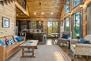 Smart TV, fireplace - Pickleball Cabin + Fun Group Getaway (Broken Bow)