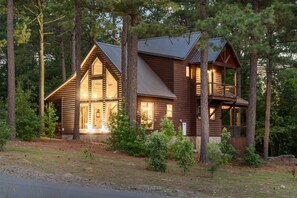 Exterior - Pickleball Cabin + Fun Group Getaway (Broken Bow)