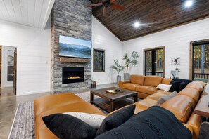 Smart TV, fireplace, video games, table football - Cozy Retreat w/ Hot Tub, Fire Pit + Forest Views (broken bow)