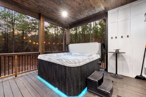 Outdoor spa tub - Cozy Retreat w/ Hot Tub, Fire Pit + Forest Views (broken bow)