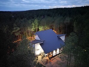 Exterior - Cozy Retreat w/ Hot Tub, Fire Pit + Forest Views (broken bow)