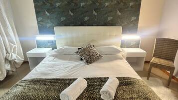 Klassieke kamer, 1 twee- of 2 eenpersoonsbedden | Een bureau, een laptopwerkplek