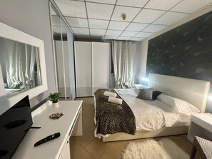 Classic-Doppel- oder -Zweibettzimmer | Schreibtisch, laptopgeeigneter Arbeitsplatz