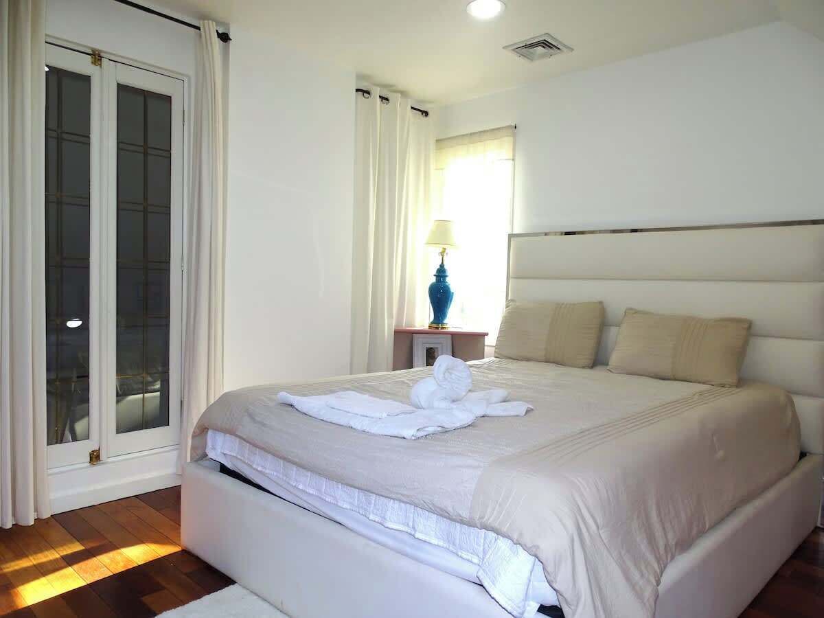 6 bedrooms, iron/ironing board, travel cot, WiFi