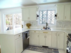 Geladeira, micro-ondas, fogão, lava-louças