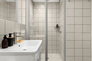 Shower, hair dryer, towels, soap - Dolce Vita | Modern Sea Point Gem (Cape Town)