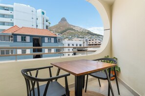 Outdoor dining - Dolce Vita | Modern Sea Point Gem (Cape Town)