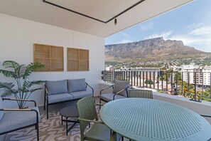 Outdoor dining - The York  | Designer CBD Gem | Spacious Balcony (Cape Town)