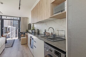 Fridge, microwave, oven, stovetop - The York Sophisticated Studio | Central and Gym (Cape Town)