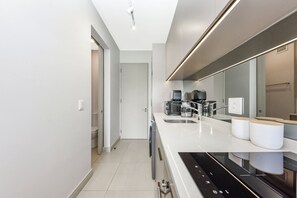 Fridge, microwave, oven, stovetop - Live Rosebank. Feel the Vibe. (Johannesburg)