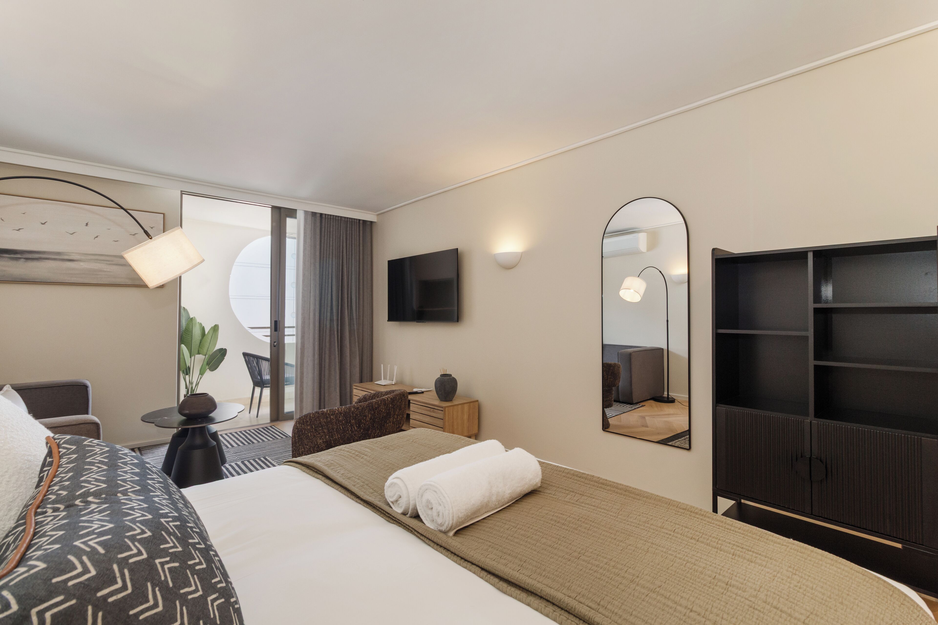 Iron/ironing board, Internet, bed sheets