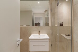 Secador de cabelo, toalhas de banho