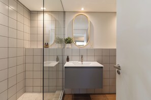 Shower, hair dryer, towels, soap - Dolce Vita | Designer 3 bed Retreat (Cape Town)