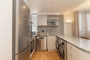 Fridge, microwave, oven, stovetop - Dolce Vita | Designer 3 bed Retreat (Cape Town)