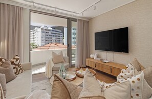 TV - Dolce Vita | Designer 3 bed Retreat (Cape Town)