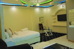 Executive Double Room | Laptop workspace, free WiFi, bed sheets - Stepwing Resort (Nyeri)