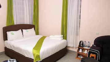 Quarto casal standard | Espaço de trabalho para notebook, Wi-Fi de cortesia, roupa de cama