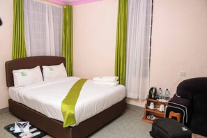 Quarto casal standard | Espaço de trabalho para notebook, Wi-Fi de cortesia, roupa de cama