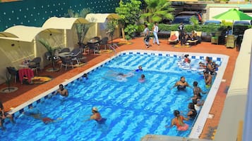 Hồ bơi ngoài trời