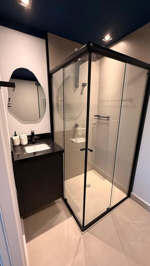 Hair dryer, towels, soap, toilet paper - New and Comfortable Flat • Olympic Village (São Paulo)