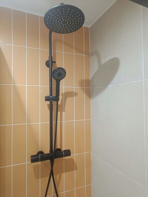 Dusche, Haartrockner, Handtücher, Seife