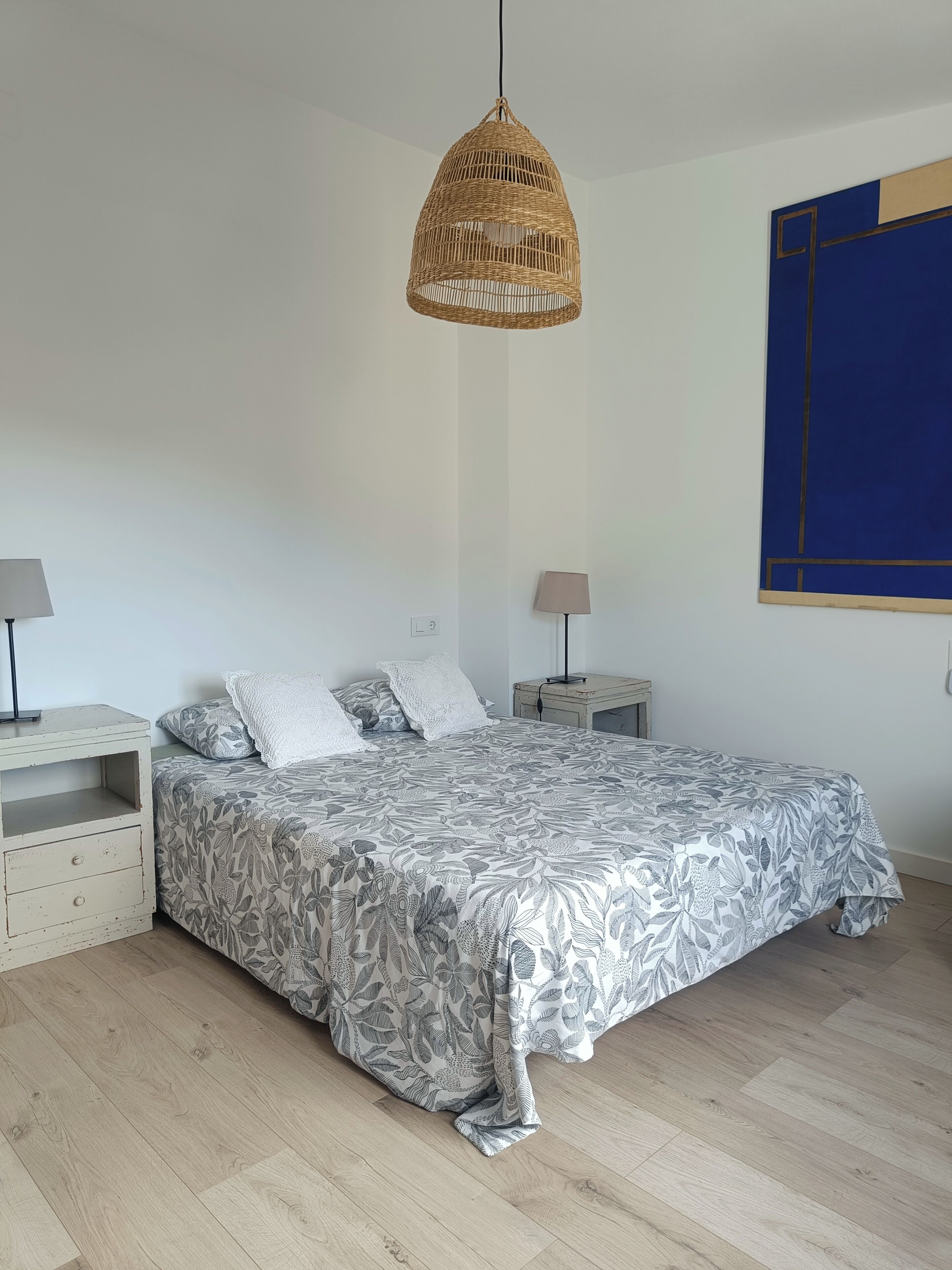 2 quartos, escrivaninha, ferros/tábuas de passar roupa, berço de viagem