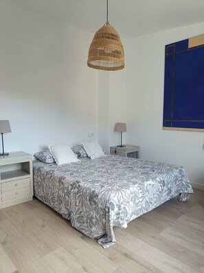 2 Schlafzimmer, Schreibtisch, Bügeleisen/Bügelbrett, Reisekinderbett