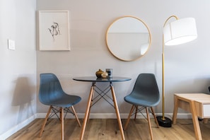 Dining - Modern Retreat in CBD | Wifi + Balcony (Cape Town)